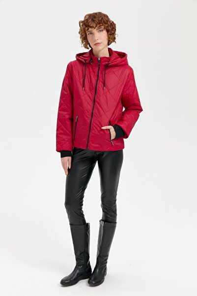 Desen Triko Kadın Kapüşonlu Kol Ucu Triko Kısa Kapitone Mont Kırmızı
