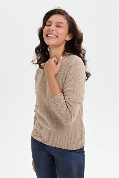 Desen Triko Γυναικείο μάλλινο πουλόβερ σε μπεζ χρώμα - μηδενικό λαιμόκοψη, χωρίς ραφή φούστα και μακρύ λαστιχένιο μανίκι