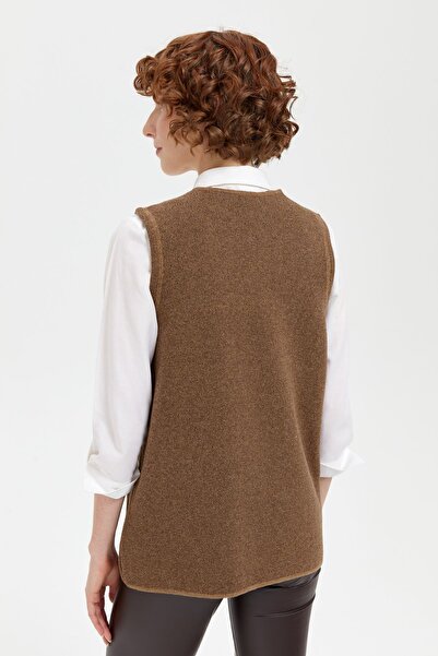 Desen Triko Дамски вълнен елек V.Camel - кръгло деколте и бродиран джоб