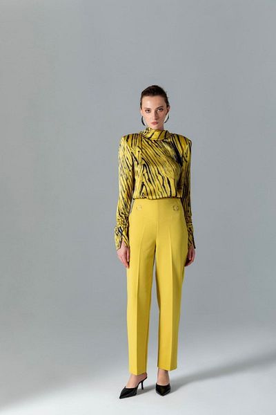 KAMEYA Padded Back Low-Cut Blouse