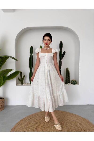 Afiş Butik Rochie albă cu guler pătrat, cu volan, cu scoici