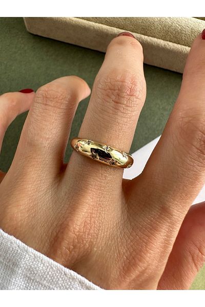 ringbox Thin Curved Star Motif Gold Ring