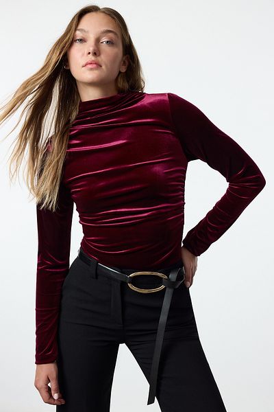 Trendyol Collection Bluză cu guler drapat din catifea burgundă - Se potrivește pe corp, mărime obișnuită TWOAW25BZ00108