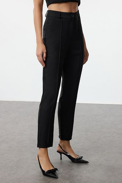 Trendyol Collection Czarne spodnie z prążkowanej tkaniny tkanej w kształcie papierosów Twoaw25Pl00061