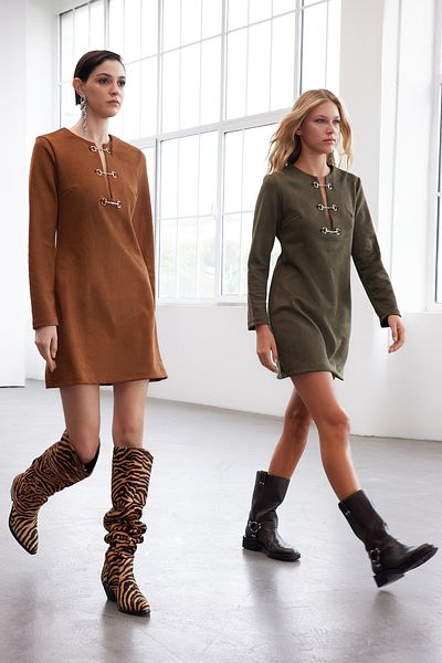 Trendyol Collection Limited Edition Kamel Accessoire Detailliertes Mini-Winterkleid aus Wildleder TWOAW25EL00293