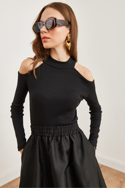 Olalook Μαύρη ελαστική γυναικεία μπλούζα χαμηλού κοψίματος ώμου - BLZ- 19002733