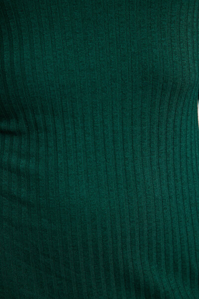 Trendyol Collection Smaragdově zelené elastické žebrované midi šaty – detail rozparku, vypasované Twoaw25el00568