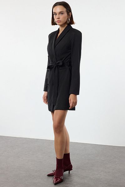 Trendyol Collection Šaty s šátkovým límcem v černé mini bundě – s páskem, tkané, Twoaw25el00181