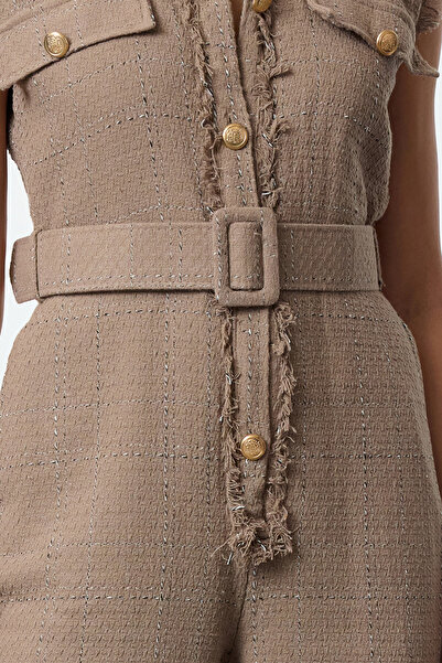 Trendyol Collection Tweed Woven Béžová kombinéza - Detail pásku a knoflíku, Košilový límec Twoaw24Tu0001