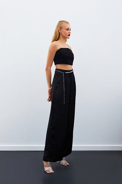Sateen Pantaloni din satin cu centură de piatră - NEGRI