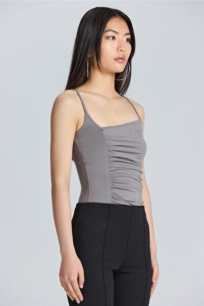 boutiquen 2564 Ανθρακί λουράκι μπλούζα με λεπτομέρεια συλλογής στη μία πλευρά