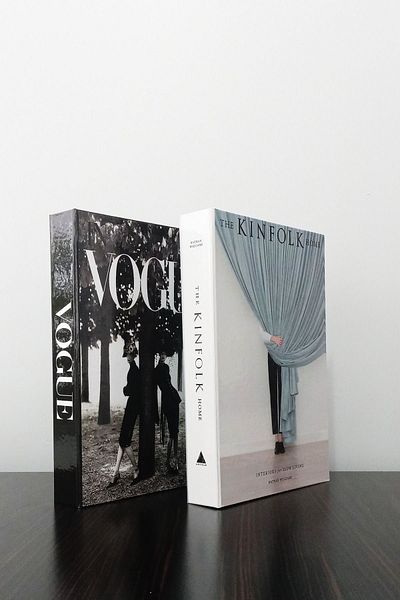 ndukkan Two Women and Curtain Themed 2-Piece Decorative Book Box Look Set