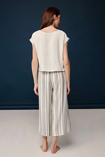 Bonnie Clyde Women's Ecru Viscose Wide Leg Capri & Blouse 2-Piece Pajama Set