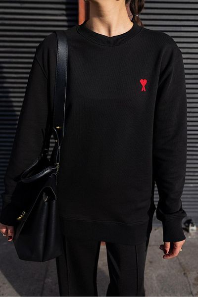 Askı Nişantaşı Black Heart Embroidery Detailed Basic Sweatshirt