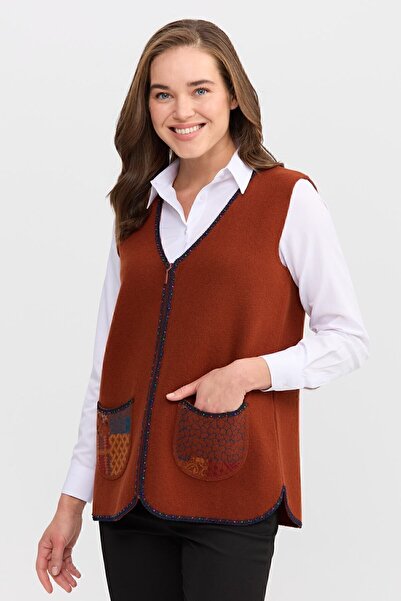 Desen Triko Дамски къс вълнен елек с V-образно деколте и водни камъни, декориран с мъниста, A.taba