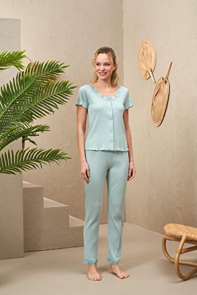 PJS 25192 Set de pijamale cu detaliu din dantelă, cu gât rotund, cu nasturi