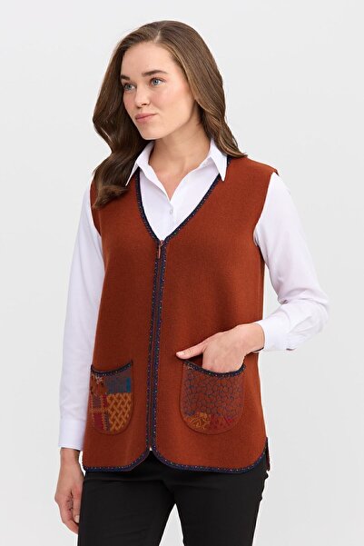 Desen Triko Дамски къс вълнен елек с V-образно деколте и водни камъни, декориран с мъниста, A.taba