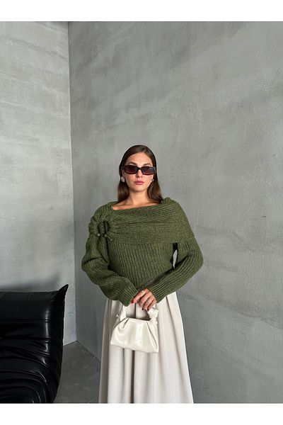 Laluvia Off-shoulder Khaki Collar Sweater - with Accessories