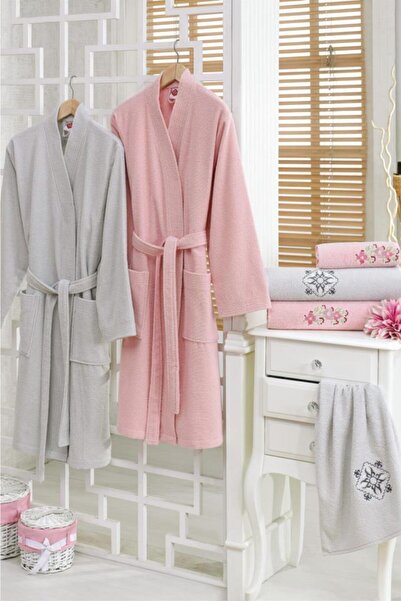 Cotton Box طقم رداء حمام عائلي مطرز باللون الرمادي البودرة