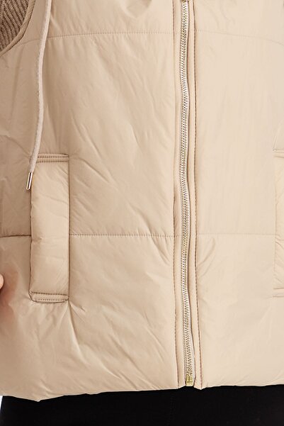 Desen Triko Жіночий короткий утеплений жилет з капюшоном, екрю