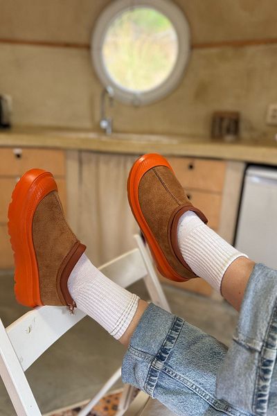 SHOEBELLAS Ghete de damă din piele intoarsa maro Riga - cu detaliu de blana in interior