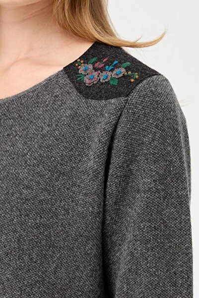 Desen Triko Women's Crew Neck Shoulder And Pocket Felt Embroidered Wool Cardigan Smoked