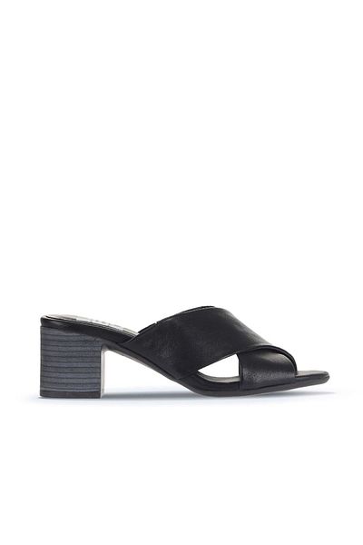 Bueno Shoes Γυναικείες μαύρες δερμάτινες παντόφλες με τακούνι - 01wa2809
