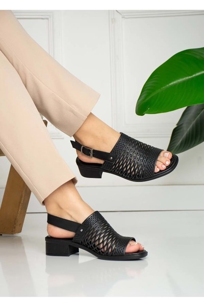 KOCAMANLAR صندل نسائي بتفاصيل ليزر لتقويم العظام من Feles باللون الأسود