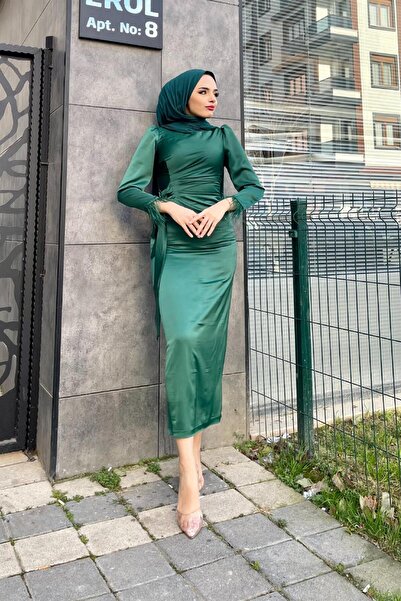 Şule Giyim Kol Saçaklı Saten Abiye Zümrüt