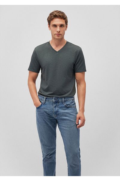 Mavi Grünes Stretch-Basic-T-Shirt mit V-Ausschnitt - Taillierter Schnitt061748-25752