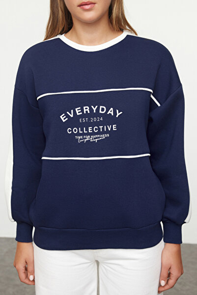 Trendyol Collection Sötétkék polár oversize kötött pulóver - szlogen nyomtatva Twoaw25sw00197