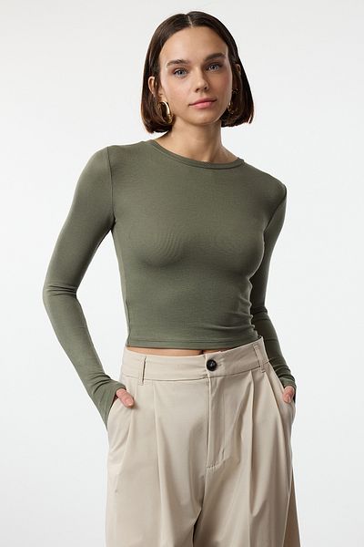 Trendyol Collection Khaki Premium Viskose - Flexible Rundhals Crop Bluse Twoaw24Bz00116