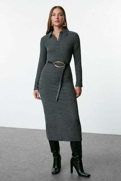 Trendyol Collection Anthrazitfarbenes, schlichtes, figurbetontes Kleid mit Rollkragen und Knopfleiste, Twoaw25El00318