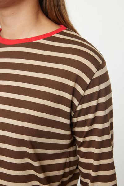 Trendyol Collection Hnědo-kamenné pruhované základní pletené s barevným límcem