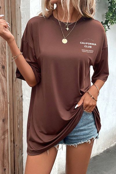 uyguntarz Bedrucktes, marineblaues Oversize-T-Shirt „California Club“ für Unisex – Kragen und Ärmeldetail