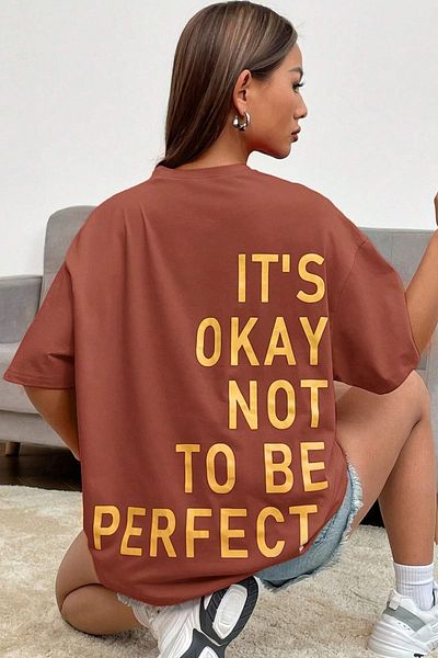 uyguntarz Унисекс тениска с щампован дизайн It's Okay