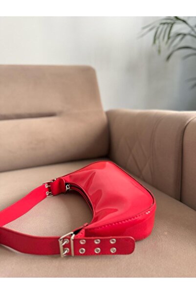 MODA ELF Kadın Rugan Kırmızı Kemer Detaylı Baget Kol Çantası