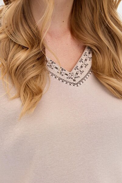 Desen Triko Γυναικείο μπλουζάκι με κέντημα με λαιμόκοψη V βαμβακερό βιζόν