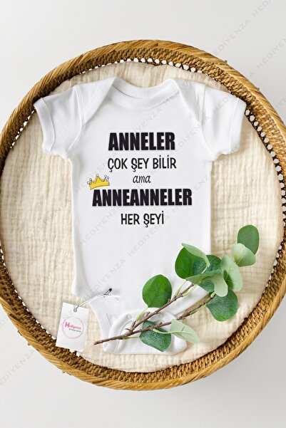 Hediyenza بدلة أطفال بيضاء اللون للأمهات تعرف الكثير ولكن الجدة كل شيء مطبوعة