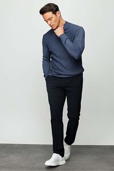 Desen Triko Чоловічий напівкороткий светр з коміром-рибалкою та візерунком у вигляді бджілих стільників, темно-синій