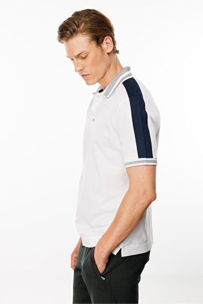 Desen Triko Λευκό ανδρικό μπλουζάκι με ρίγες ώμου με γιακά πόλο