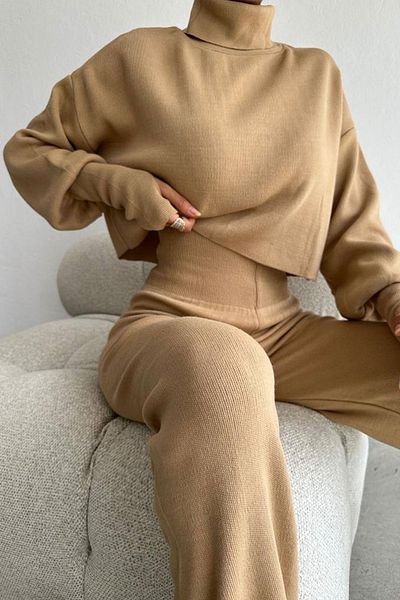 WOMAN VISION Σετ πλεκτό Camel με πουλόβερ με ζιβάγκο και ψηλόμεσο πλεκτό παντελόνι - Crop Hand-On 015