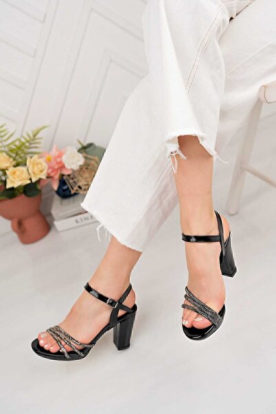 K KILINÇ DÜNYASI حذاء نسائي بكعب عالي من الجلد الأسود اللامع مزين بأحجار ثلاث...