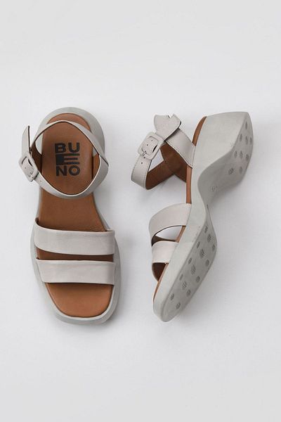 Bueno Shoes Ekru Deri Kadın Dolgu Topuklu Sandalet 01wy9302