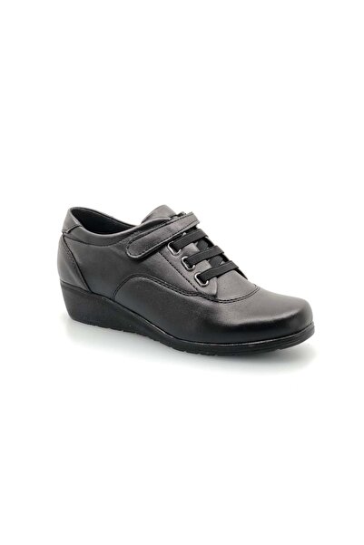KOCAMANLAR حذاء Berfilla Velcro Oxford الكلاسيكي للنساء باللون الأسود