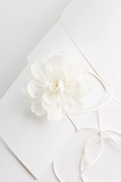 LOGO AKSESUAR قلادة على شكل زهرة من الساتان الأبيض غير اللامع بتصميم بيضاوي (...