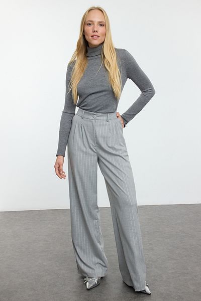 Trendyol Collection Graue, glitzernde, gestreifte Hose mit weitem Bein – TWOAW25PL00036