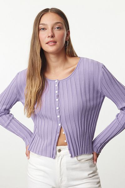 Trendyol Collection Strick-Cardigan in Flieder – Knopfdetail, TWOAW25HI00088