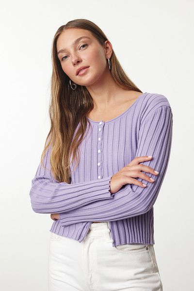 Trendyol Collection Strick-Cardigan in Flieder – Knopfdetail, TWOAW25HI00088
