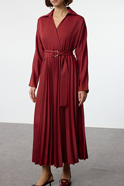 Trendyol Collection Vínové Maxišaty s plisovanou sukní a páskem - dvouřadý límec Twoaw25el00234